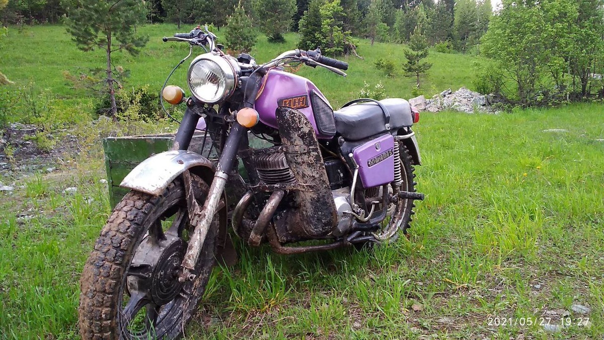 В истории советского мотоциклстроения есть несколько имен, которые знает каждый, даже далекий от техники человек. Одно из них — «Иж Планета 3». Этот мотоцикл не был быстрым, не был технологичным, но он стал настоящим символом 1970-80-х годов, верным другом для миллионов советских граждан. Это история о простоте, доступности и особом характере.