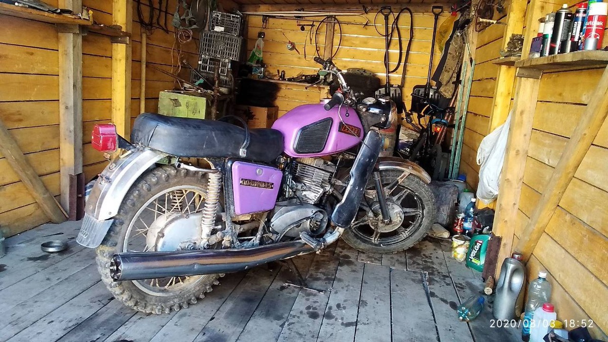 «Иж Планета 3» была запущена в производство на Ижевском машиностроительном заводе в 1971 году, пришедши на смену модели «Иж Планета 2». Она не была революционной — скорее, глубокой и продуманной модернизацией. Конструкторы учли многочисленные отзывы владельцев предыдущих моделей и постарались создать более комфортабельный, надежный и современный (по меркам того времени) мотоцикл.

Производство продолжалось до 1977 года, когда на конвейер встала следующая модель — «Иж Планета 4». Однако именно «тройка» многими считается самой сбалансированной и удачной в линейке «Планет».
