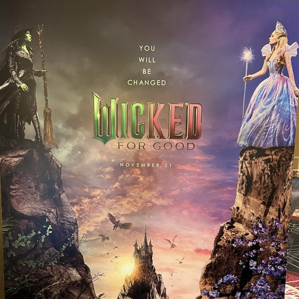     Ариана Гранде готова защитить Синтию Эриво в трейлере «Злая: Навсегда»