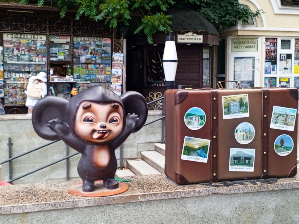 Чебурашка у пешеходного перехода.