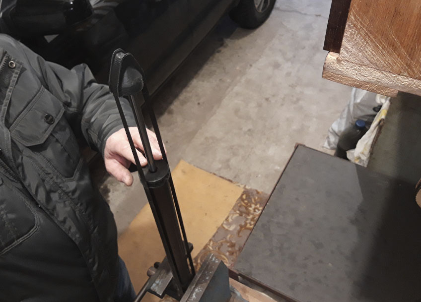 Газовая стойка в тисках — начало "прокачки" (частая, но лишняя процедура)