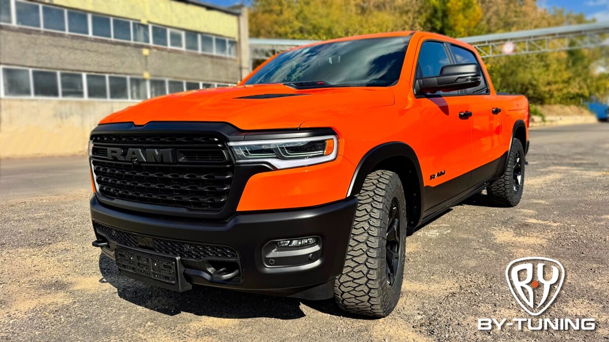 DODGE RAM 1500 LIMITED - двухцветная оклейка автомобиля цветной полиуретановой пленкой в Москве