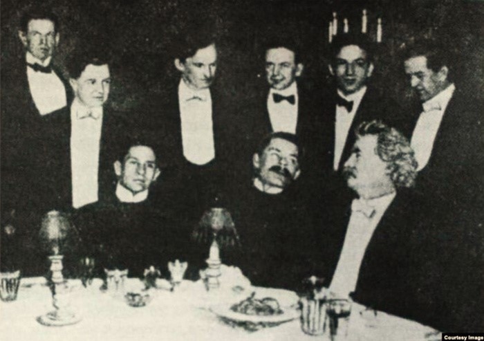 За столом Зиновий Пешков, Максим Горький и Марк Твейн.