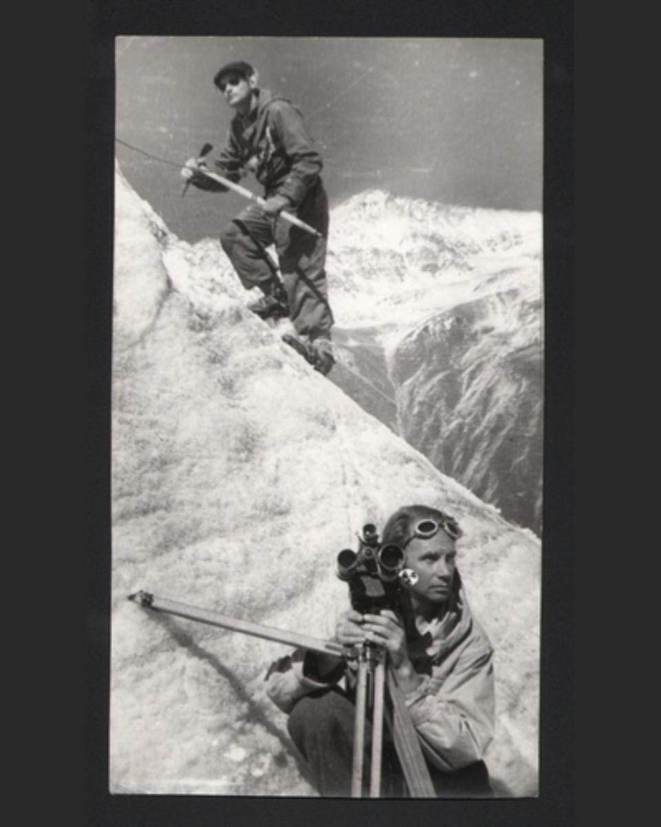Фотография. Орлянкин Валентин Иванович снимает на Северном Кавказе ущелье Адыл-Су. 1948 г. Госкаталог. Федеральное государственное бюджетное учреждение культуры "Государственный историко-мемориальный музей-заповедник "Сталинградская битва"