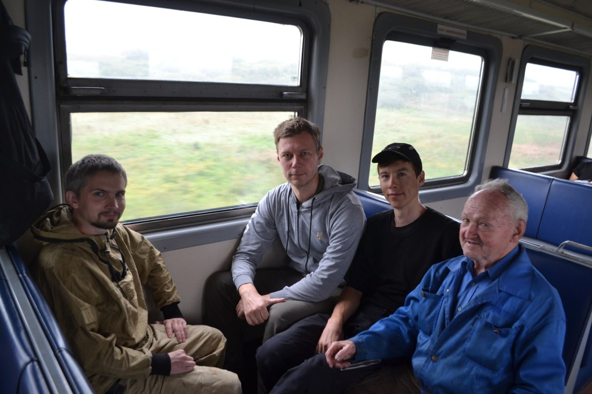 В электричке мы встретили Владимира Фёдоровича Тракая — легенду шелеховского туризма