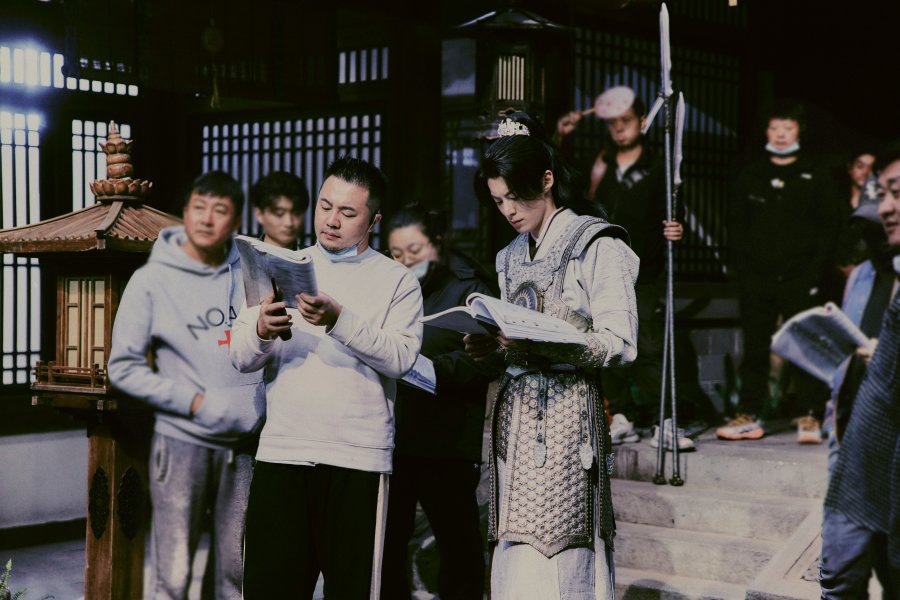 Режиссер и Ван Хэ Ди на съемках дорамы "Страж Дафэна"