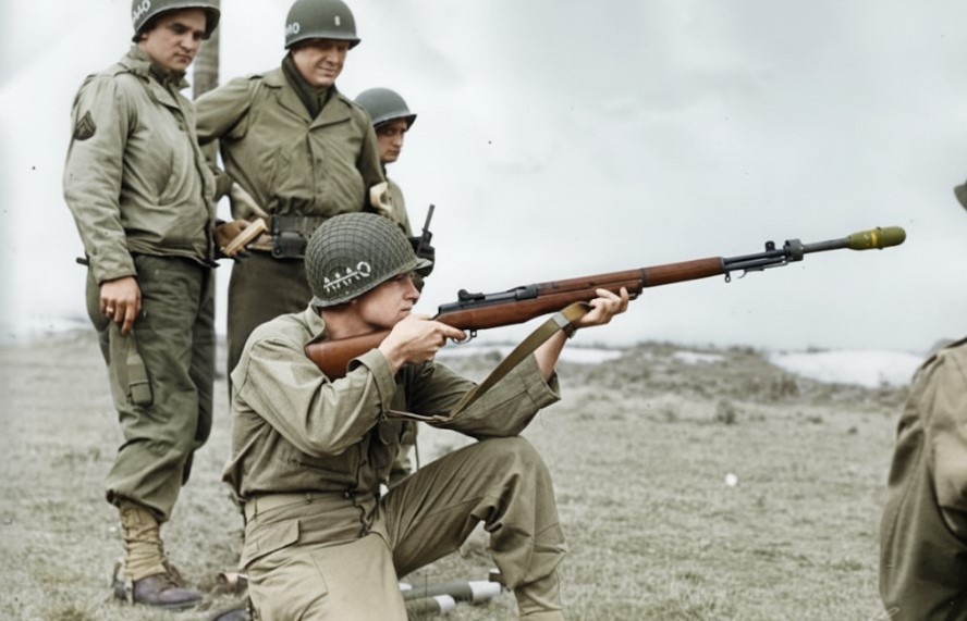 Солдат с винтовкой M1 Garand, оснащённой гранатомётом M7, демонстрирует стрельбу противотанковой гранатой M9A1. Англия, весна 1944 года