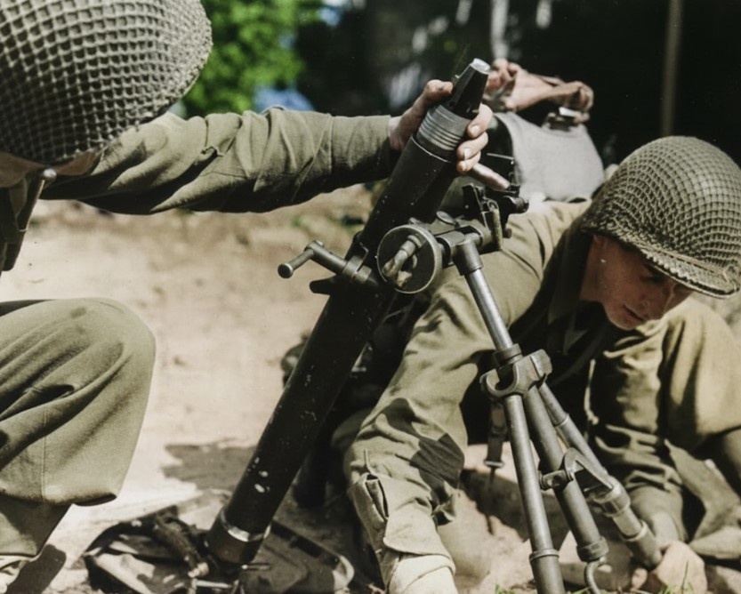Американские солдаты готовятся к выстрелу 60-мм снарядом из миномёта М2