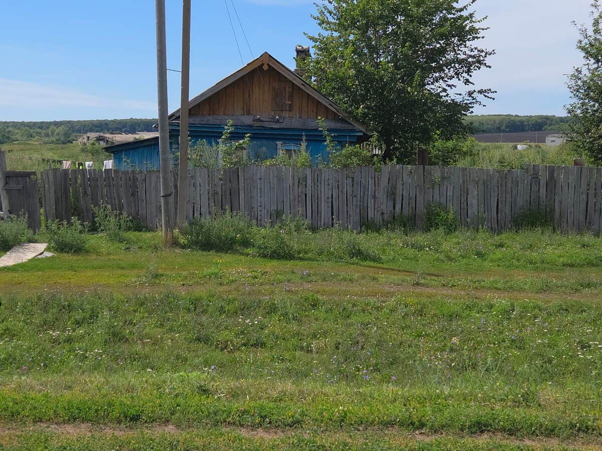 В этом домике мы жили. Новые владельцы обшили и покрасили. При нас он некрашеный бревенчатый был