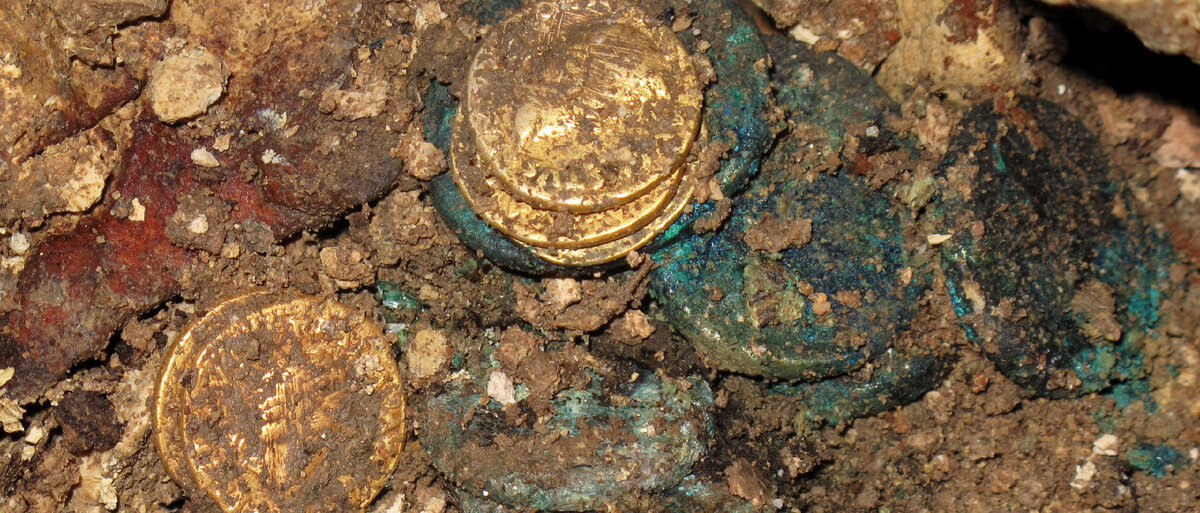 Драгоценности возрастом 1900 лет