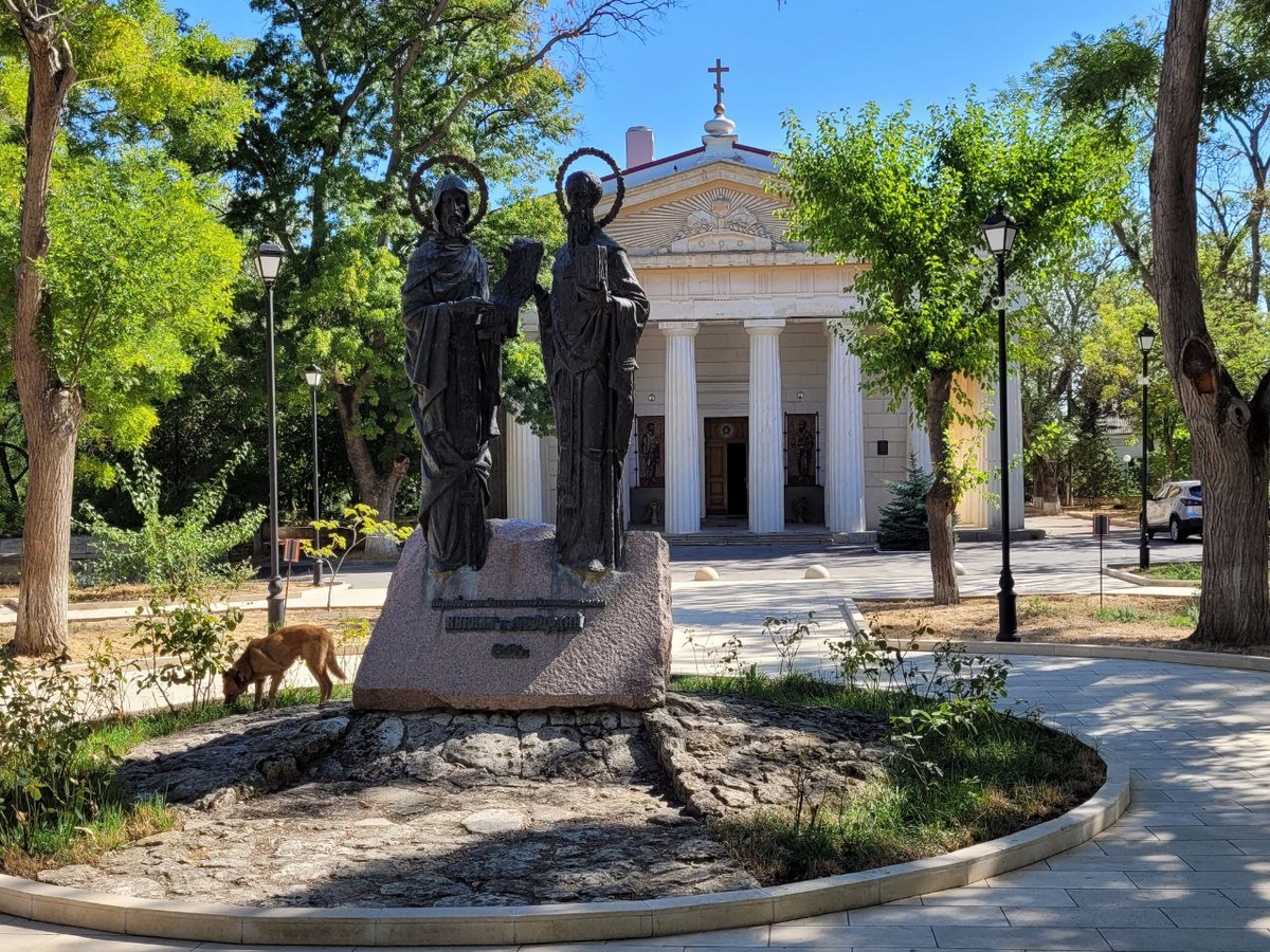 Памятник Кириллу и Мефодию перед храмом. Памятник установили в 2008 году