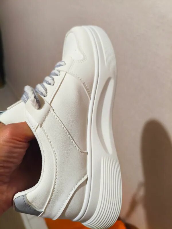 Универсальные белые кроссовки