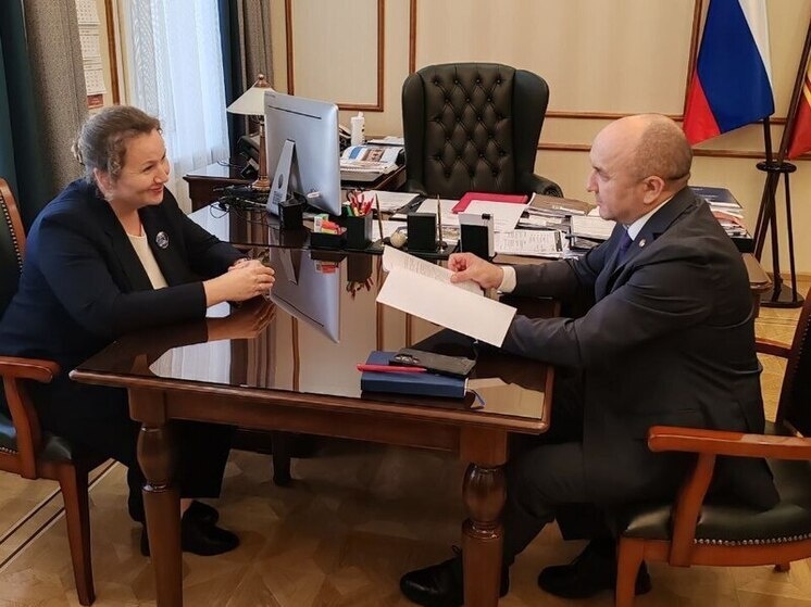 М. В. Сергеева смотрит на С. Г. Артамонова как на бывшего пациента