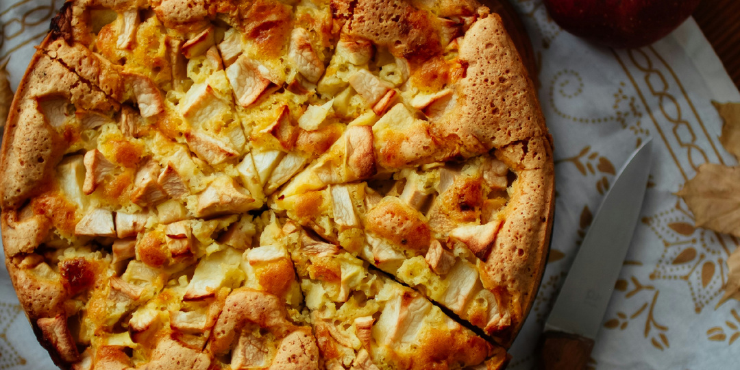 Секреты идеальной шарлотки: как яблоки и специи превращают выпечку в символ осени