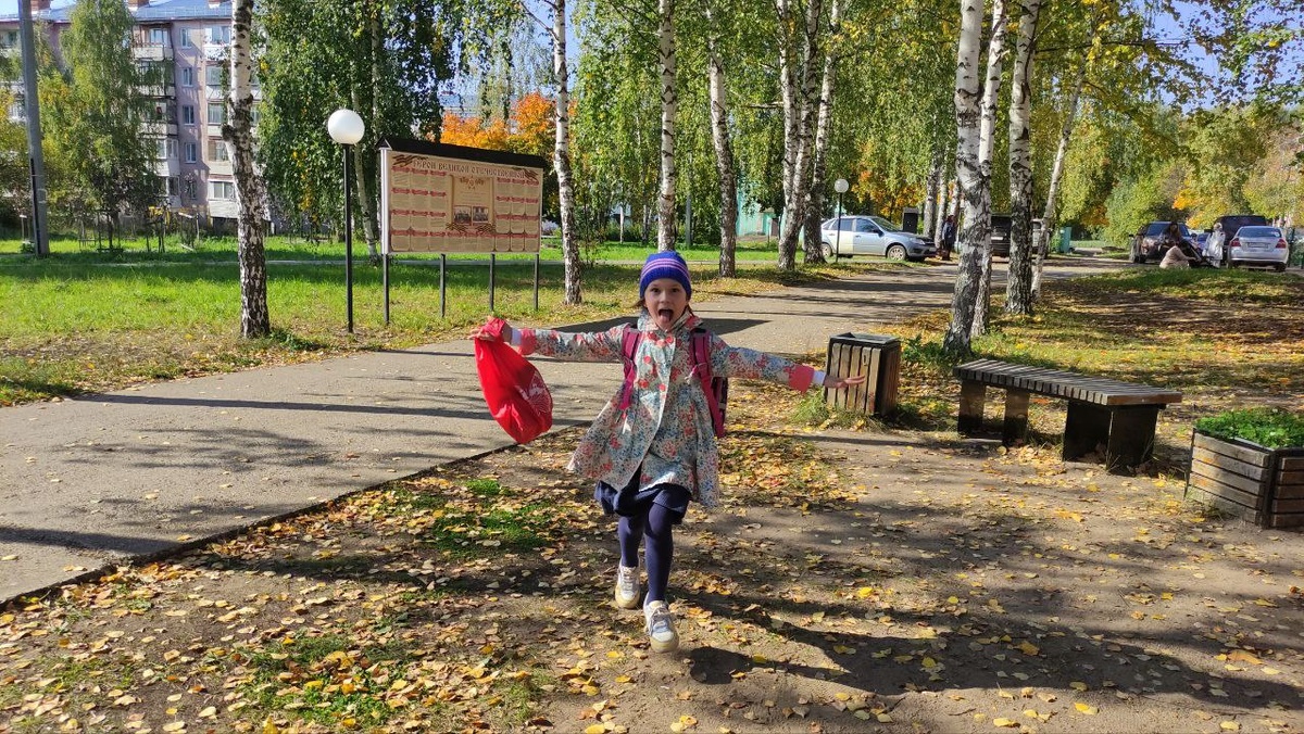 Соня из школы бежит