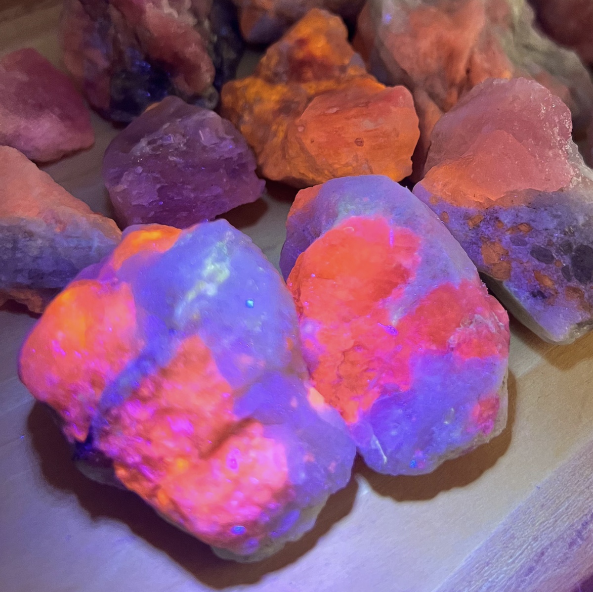 Хакманит (фиолетово-оранжевый эффект)