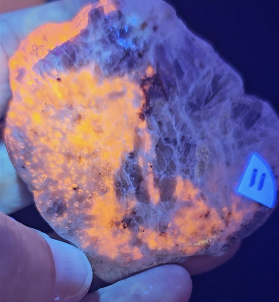 Хакманит (светящиеся пятна, детализация)