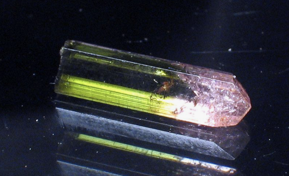 Турмалин умеет притягиват к себе пыль, писчинки, мелкий мусор