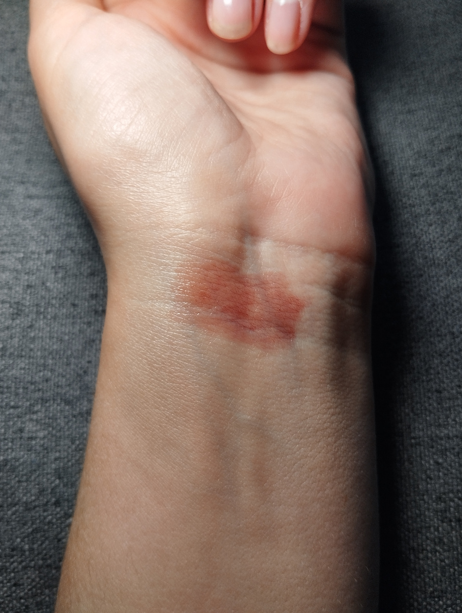 Тест на руке SHIKSTUDIO Satin Lipstick, оттенок 05 Toffee. 