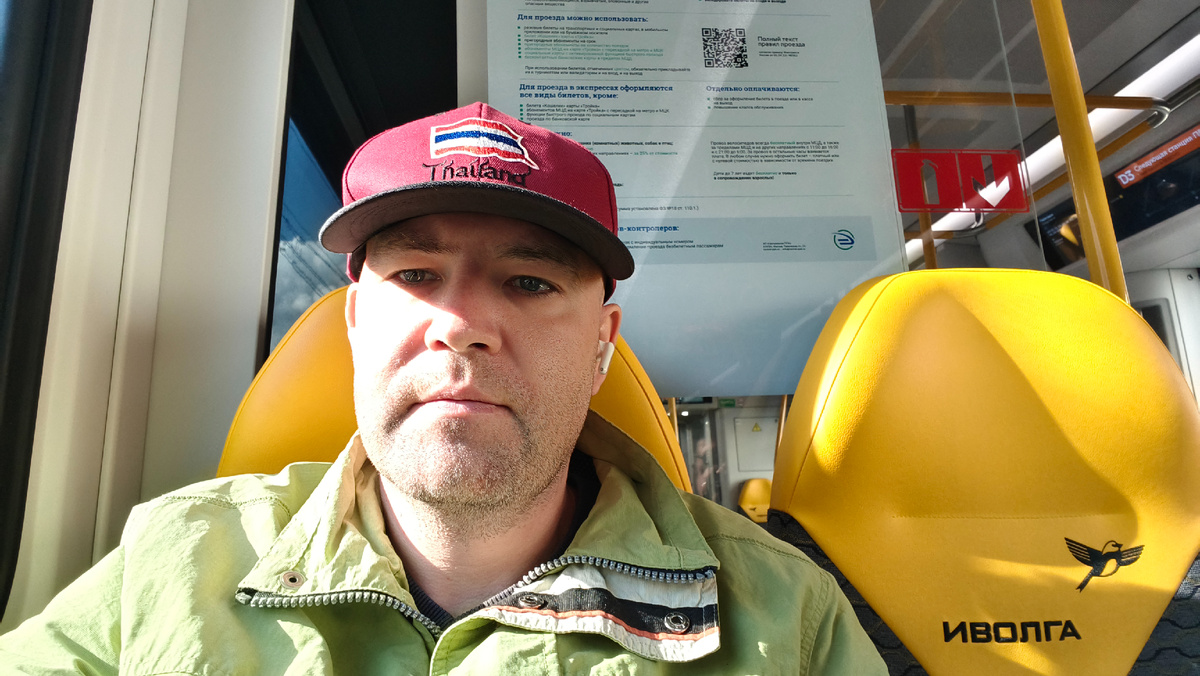 Электричка из Подмосковья в Москву и обратно - 250 рублей в день, например. Примерно как пенсия по старости.