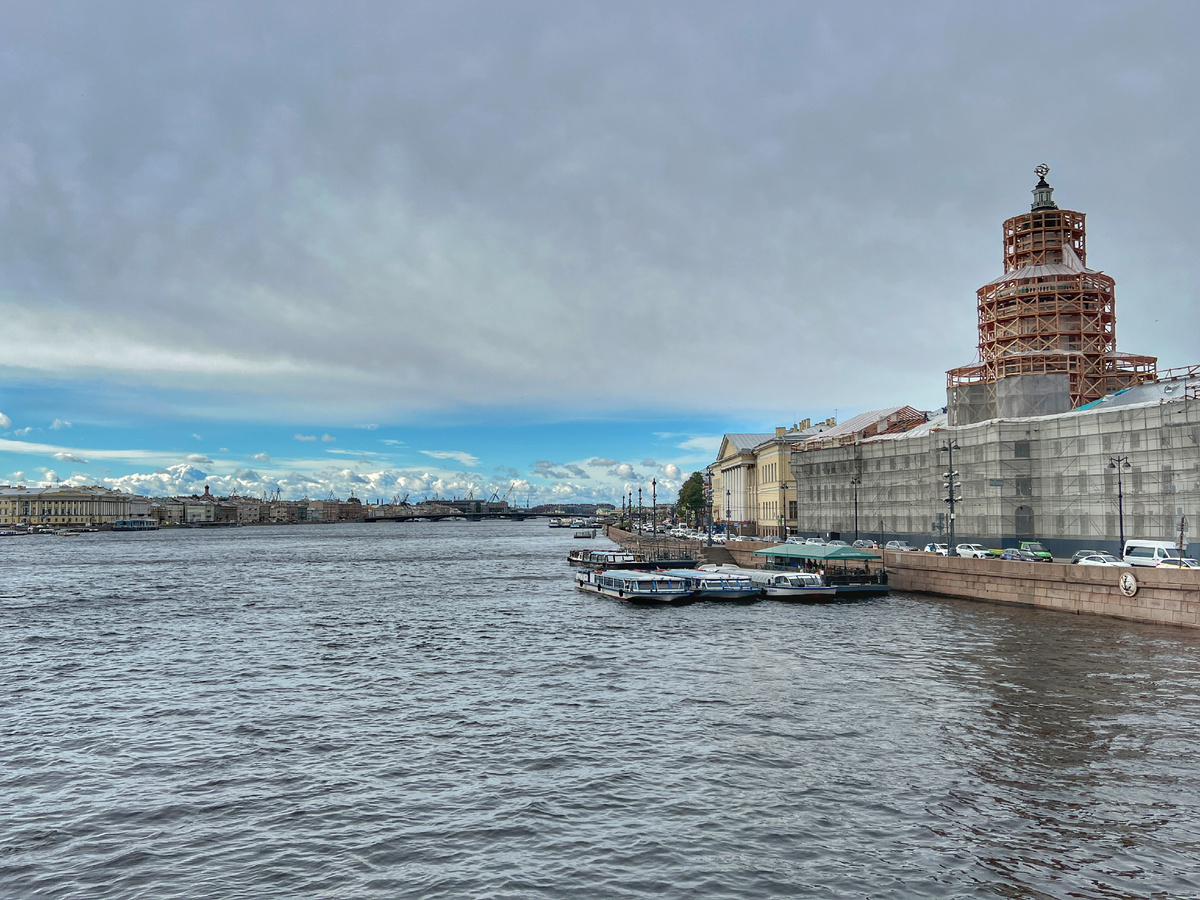 Вид с моста на Васильевский остров, Санкт-Петербург. Фото автора 