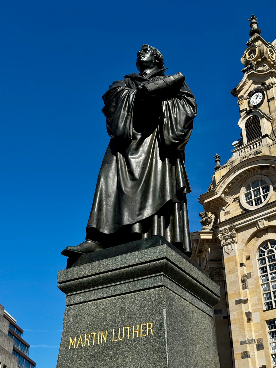 Памятник Мартину Лютеру возле собора.