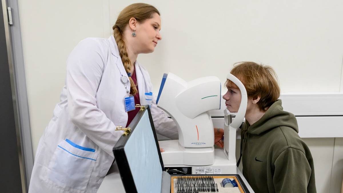    Врач-офтальмолог Антонина Рагузина проверяет зрение у призывника Кирилла Педченко во время весенней кампании / Фото: Дмитрий Дубинский / Вечерняя Москва