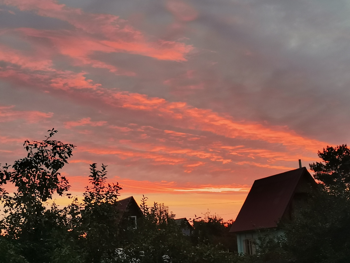 Это не закат, а рассвет такой был этим летом в нашем городе.