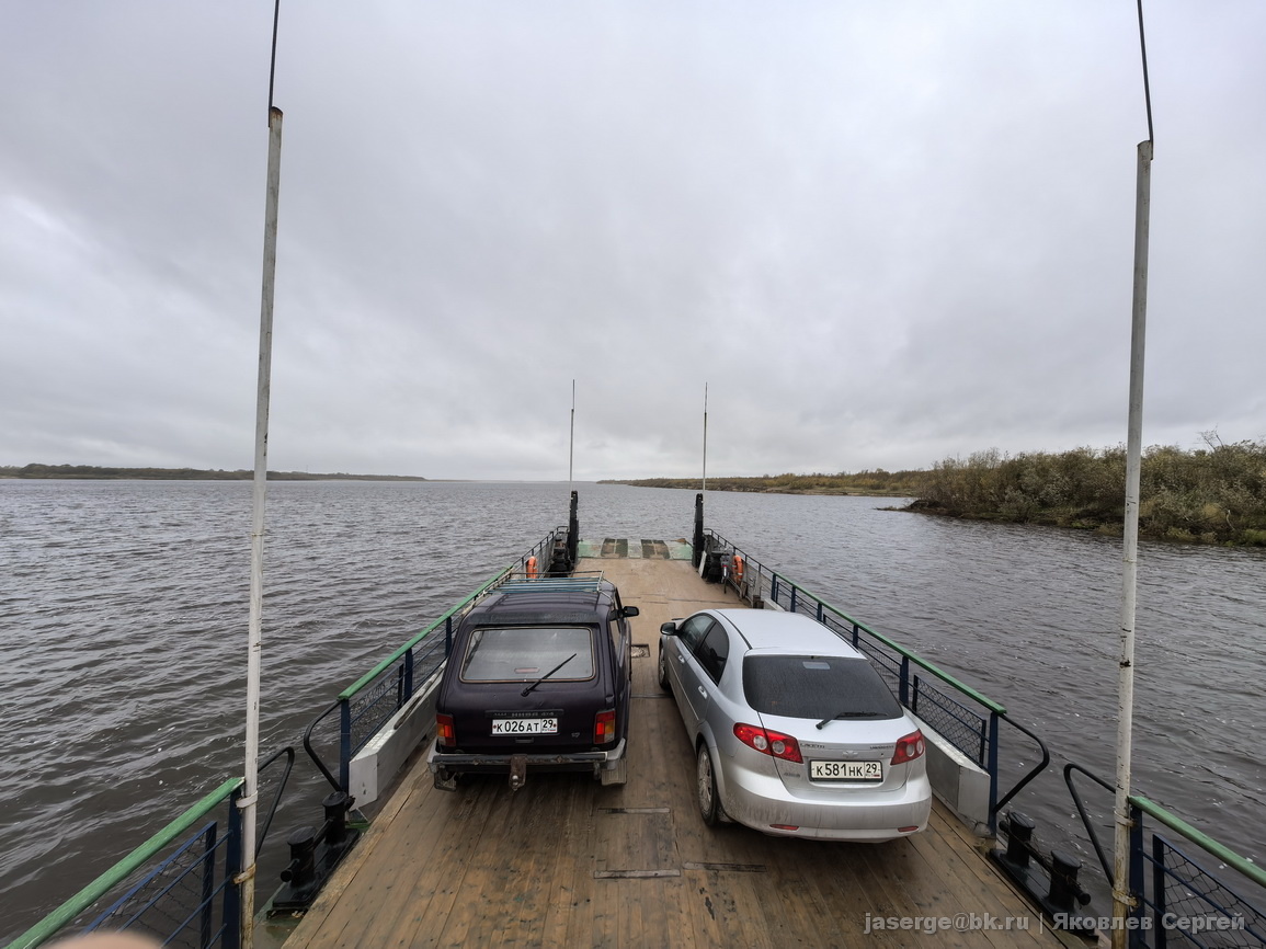 На пароме всего два автомобиля