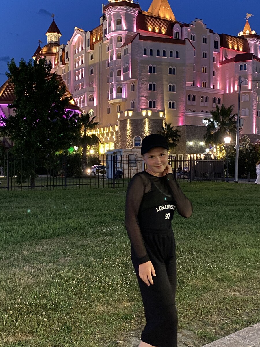 Сказочный кадр на фоне отеля «Богатырь»