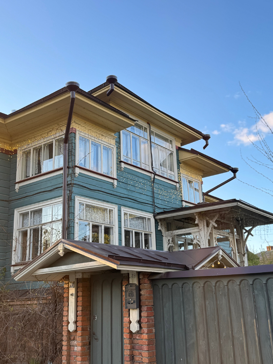 Фасад дома с улицы. Фото автора статьи.