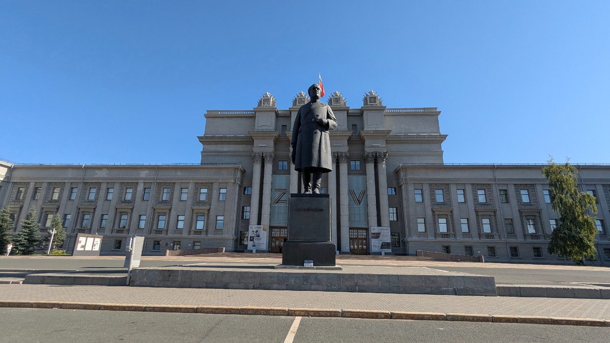 Памятник В. Куйбышеву на фоне Самарского академического театра оперы и балета. Фото автора.