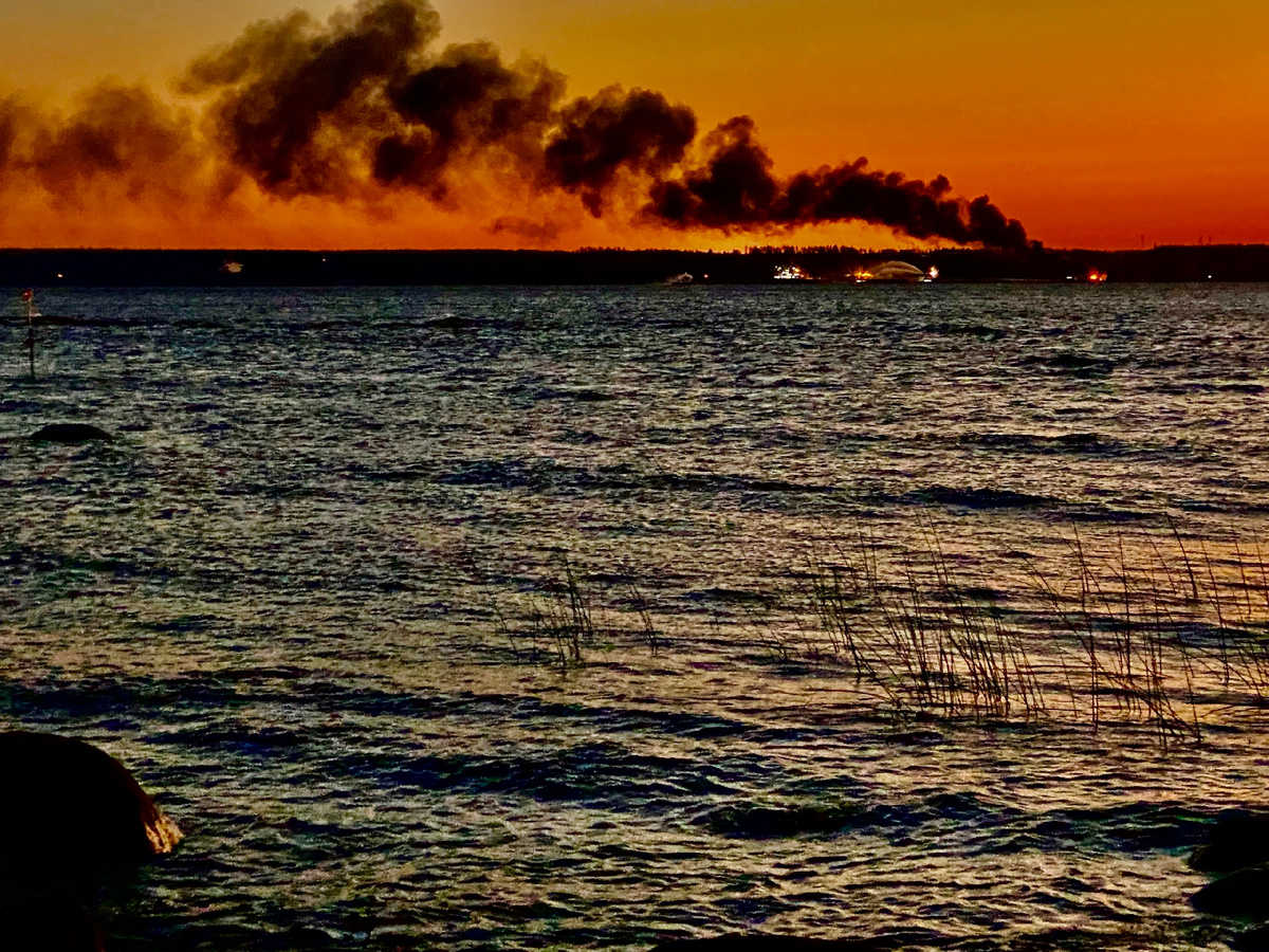 Пожар на судне в результате атаки в порту Транснефть. Вид с острова.