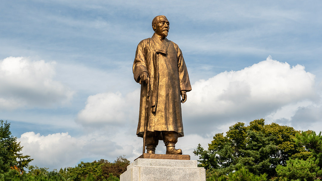 Скульптура у входа