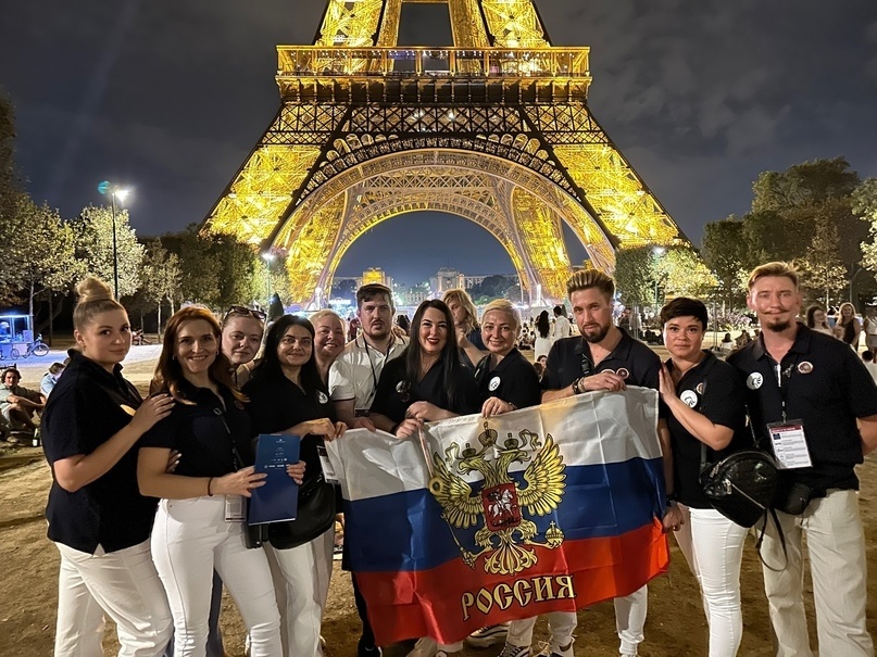 Наши в Париже
