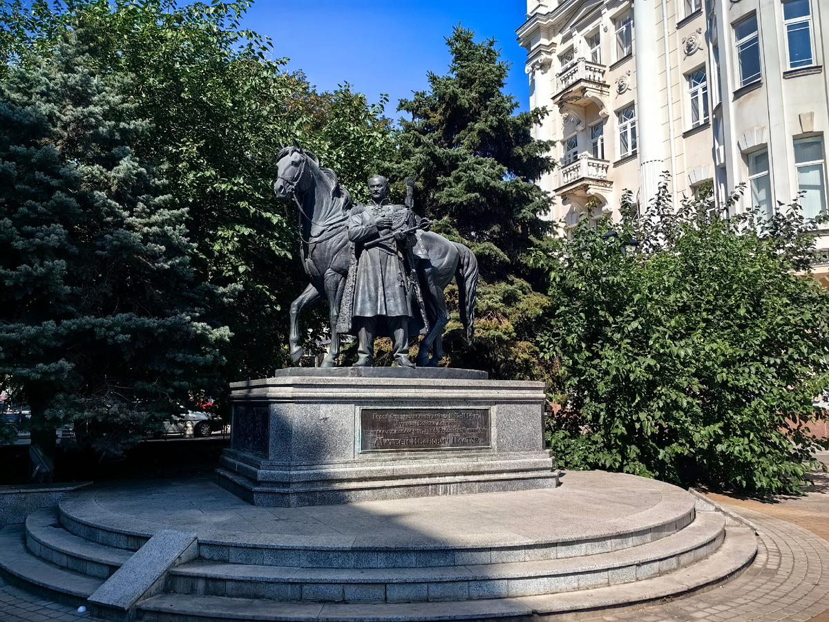 Памятник атаману Платову в одном из скверов города