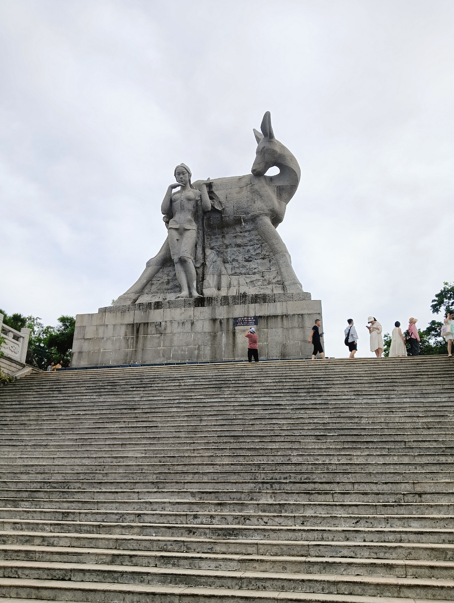 Памятник - символ парка