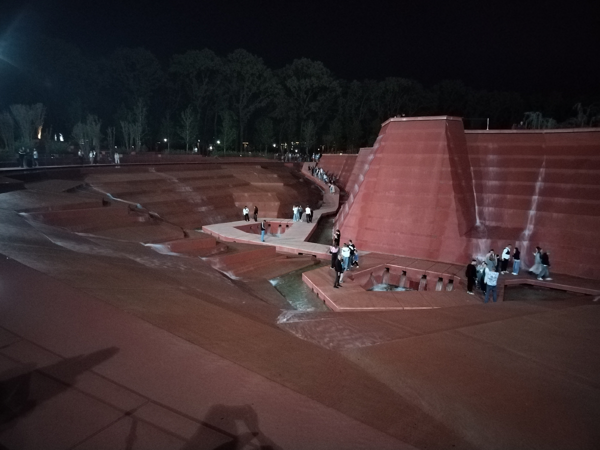 Каньон в парке Галицкого.                            Всем привет . Открылся каньон в парке Галицкого. Очень красиво, необычно. Идешь , как будто по открытой пещере, где много воды.                                                 А приехали мы посмотреть локацию Кроличья нора. Находится она около озера Любви , на котором находится беседка , состоящая из колон, по которым стекают водопады.                        Чтобы найти Кроличью нору, озеро любви, каньон, надо подойти к входу японского парка и идти вдоль забора  японского парка . Дойдете до озера Любви, где находится Кроличья нора. А за озером , чуть пройти вперёд находится каньон.