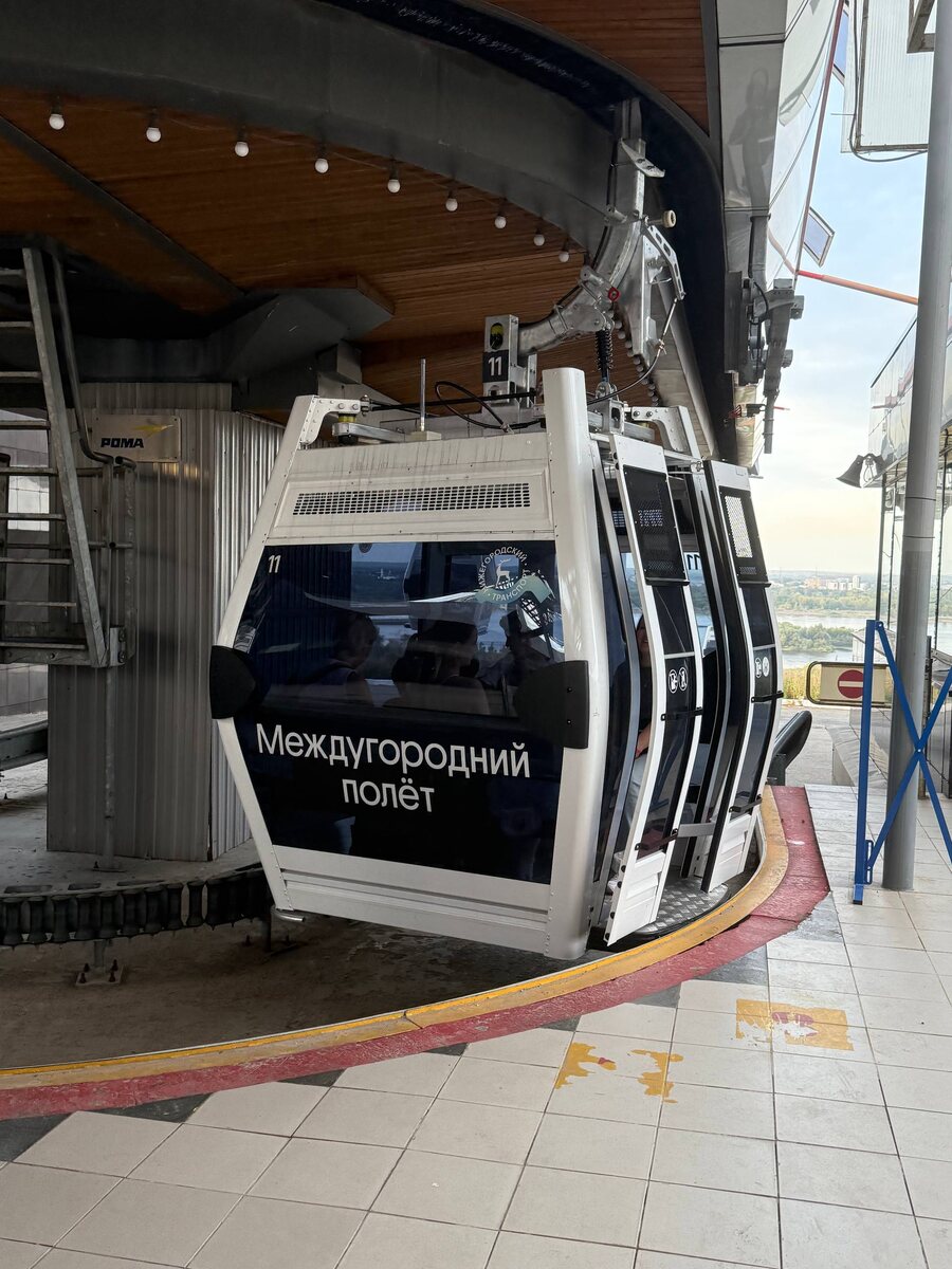 Канатная дорога в Нижнем считается уникальным сооружением, потому что её общая длина — 3661 метр (самая длинная в Европе), а протяжённость над Волгой — 861 метр, что тоже впечатляет.  Есть ещё фото →