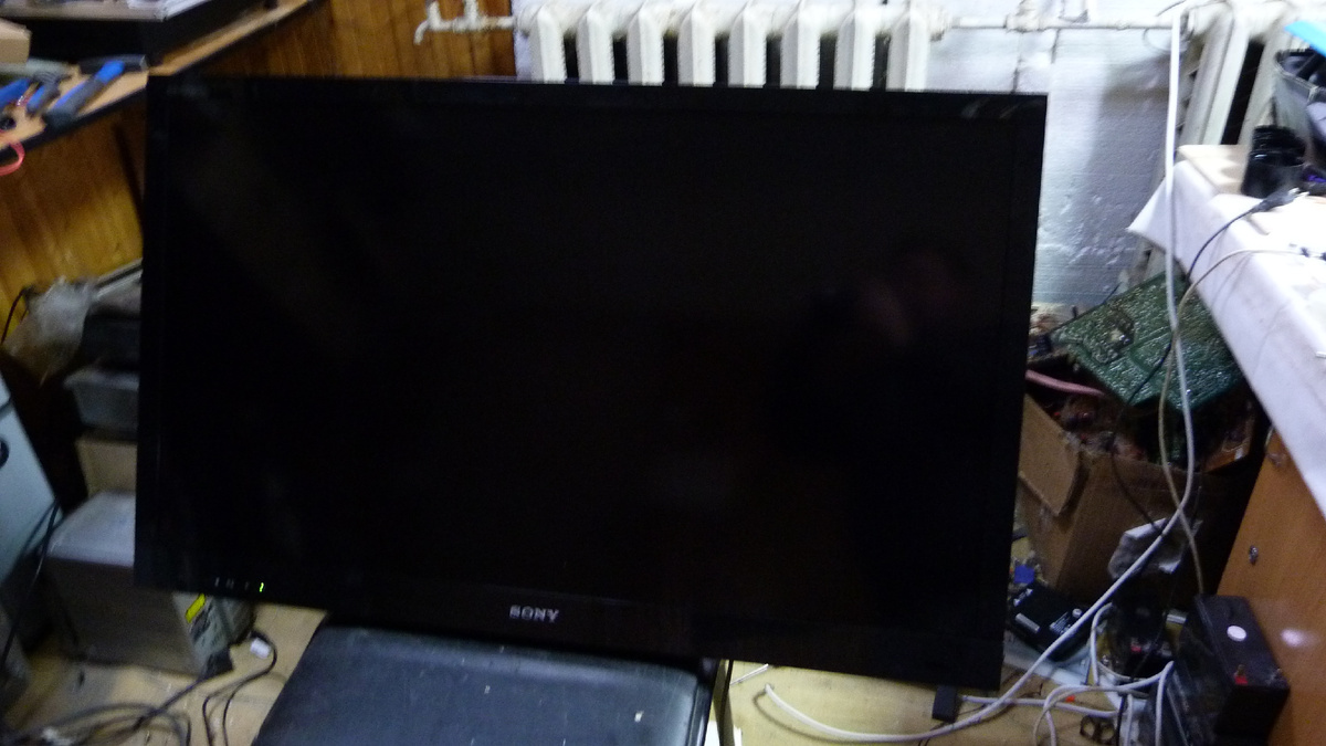телевизор SONY KDL-40EX720 включается, но экран темный