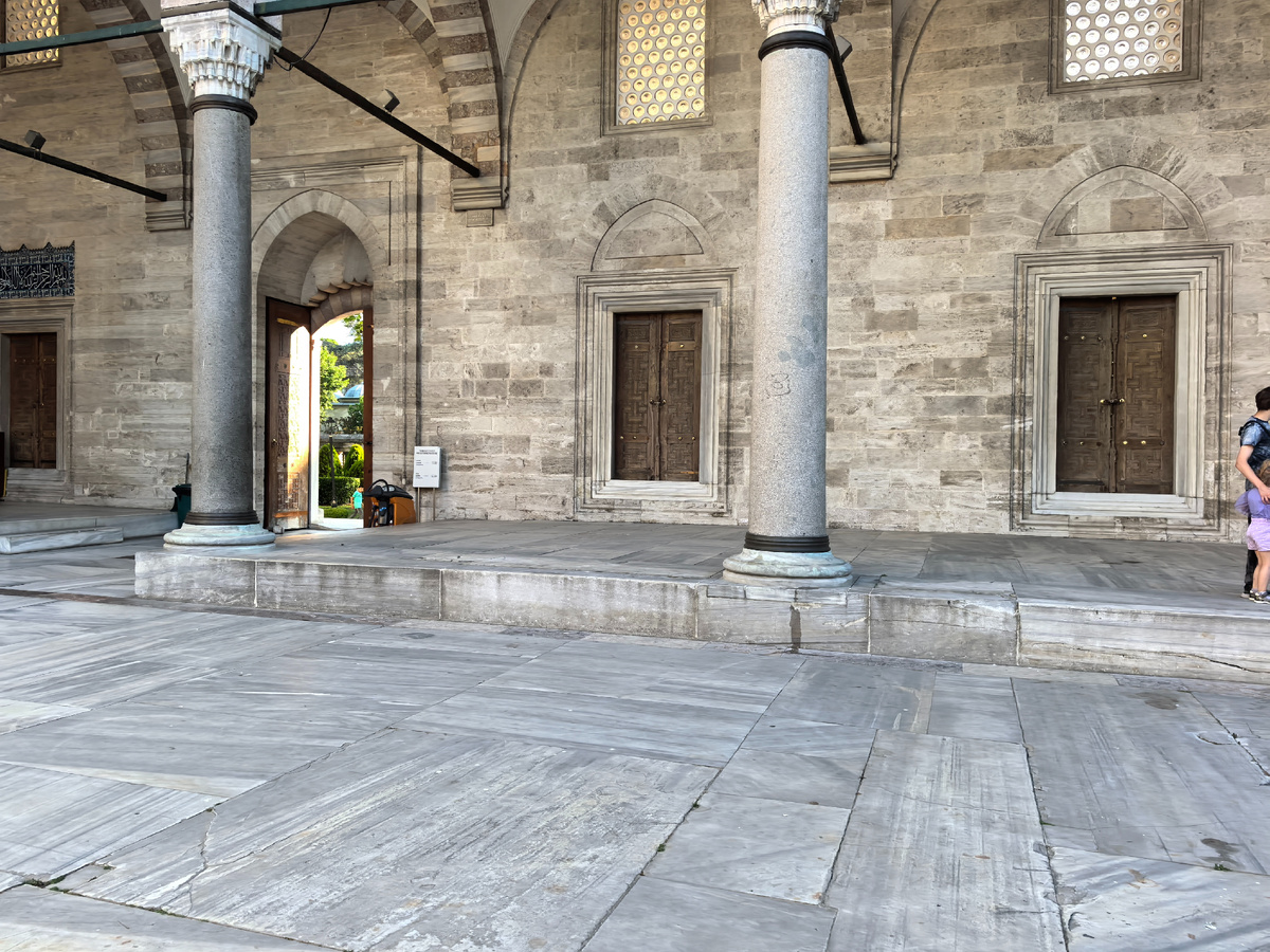 Листайте вправо