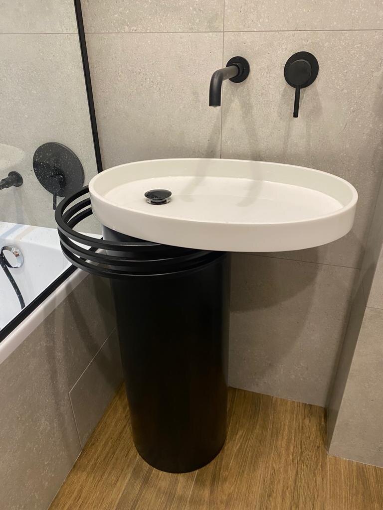 раковина из акрилового камня с основой из металла