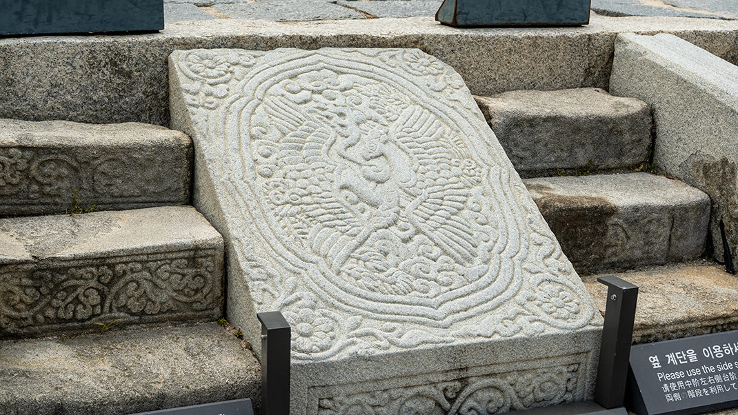 Рельефное изображение у лестницы