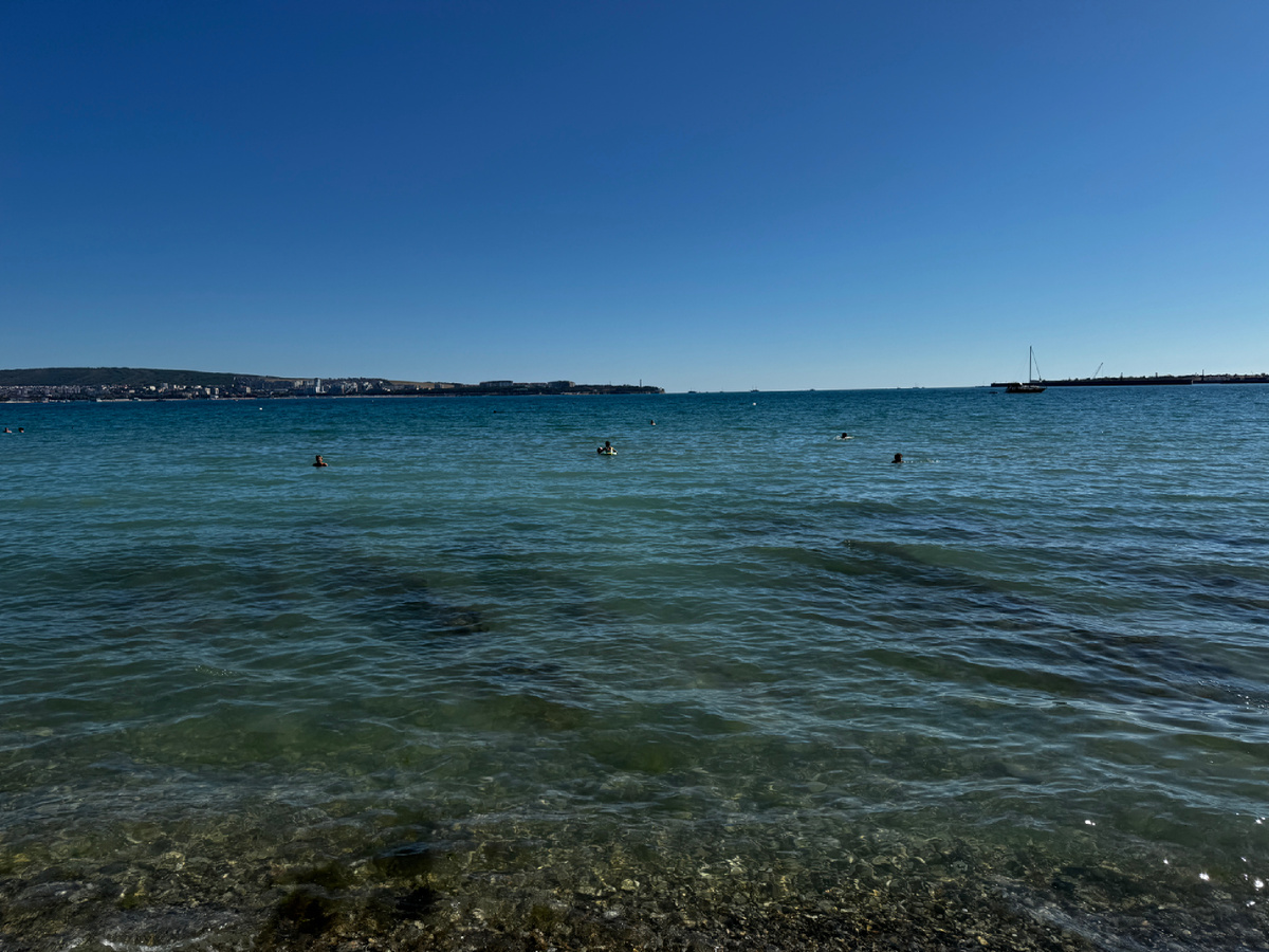 Это красивое море. Но купаться в бухте я не люблю. Мне она не очень чистая. Фото автора.