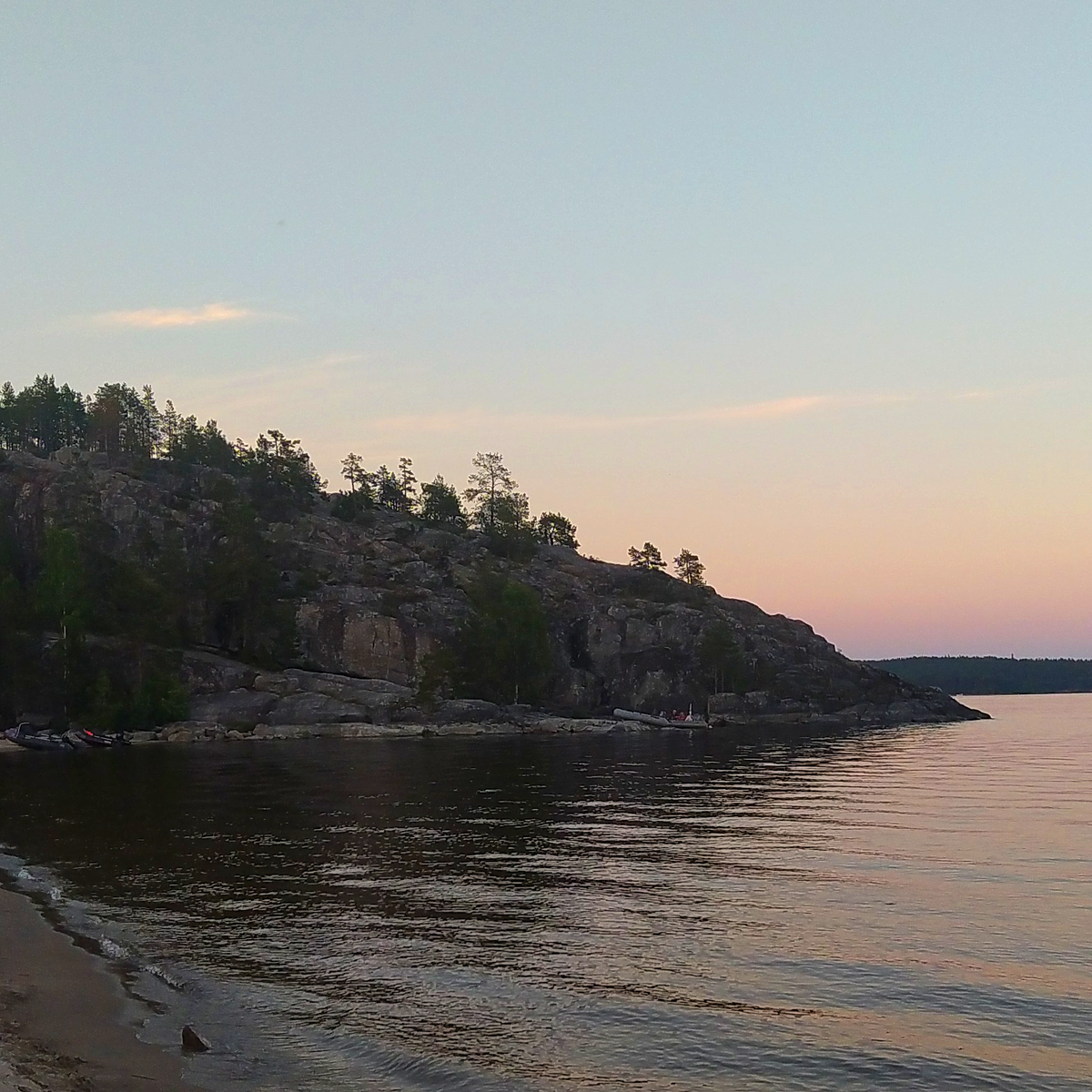 Скала Хийси. Вид со стороны пляжа. Фото автора.