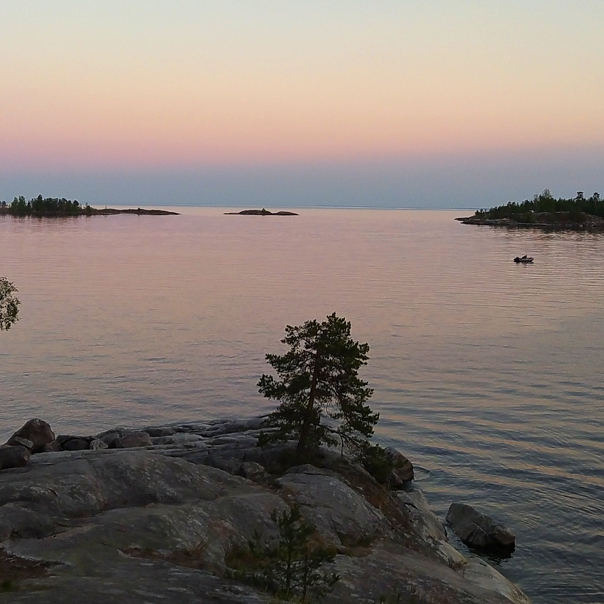 У подножия скалы Хийси. Фото автора.
