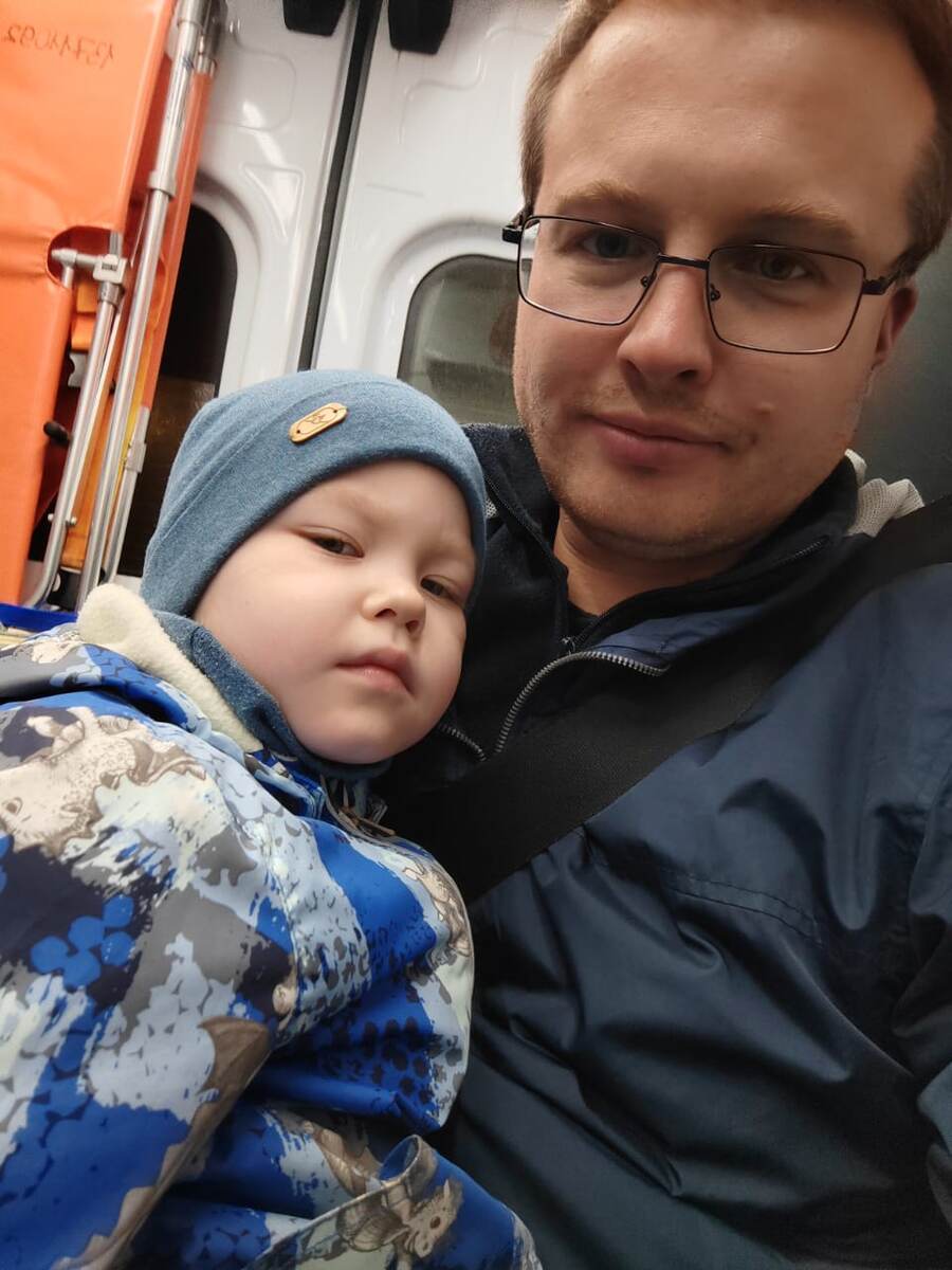 Едут с папой в скорой