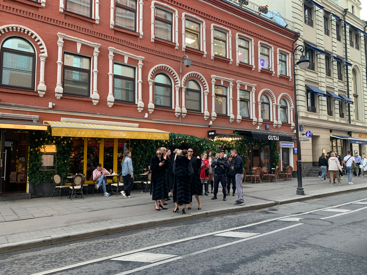 Флеш моб в черных шубах