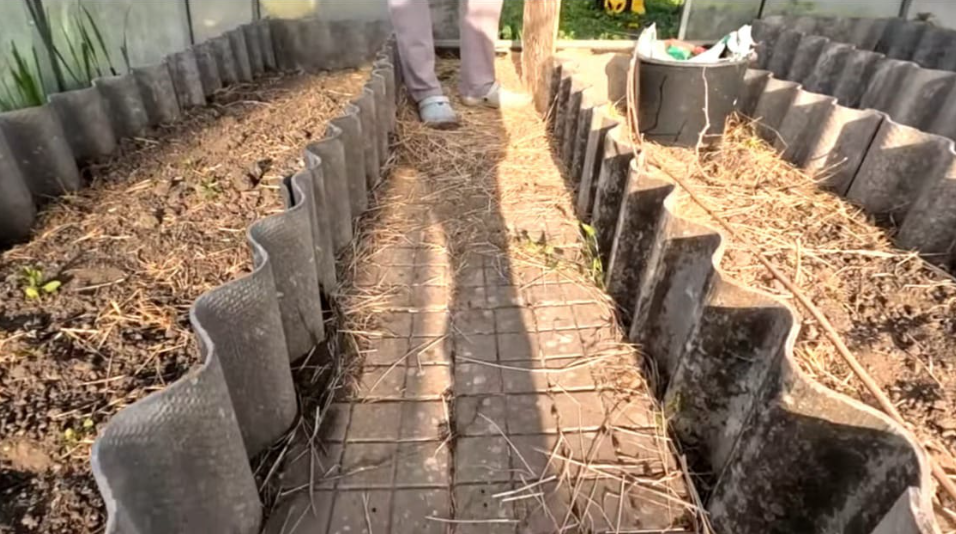 Так совсем недавно выглядели грядки и дорожки в нашей теплице до поездки на завод WOODGRAND
