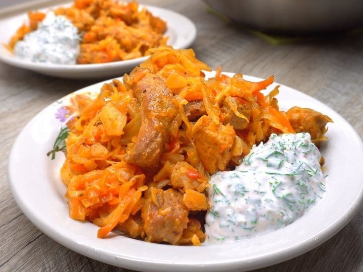 Капуста с мясом по-домашнему: простой рецепт с секретным соусом